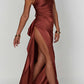 Passar dina kurvor Satin One Shoulder Drape Slit Maxi Dres