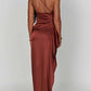 Passar dina kurvor Satin One Shoulder Drape Slit Maxi Dres