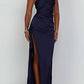 Passar dina kurvor Satin One Shoulder Drape Slit Maxi Dres