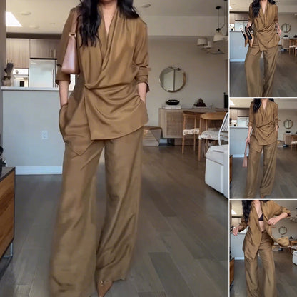 Moderiktigt tvådelat set för damer bestående av topp och byxorTopp och byxor