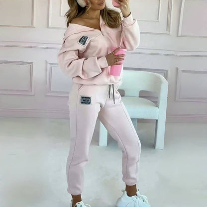 Ett modernt tvådelat set med hoodie-tröja och byxor med dragsko