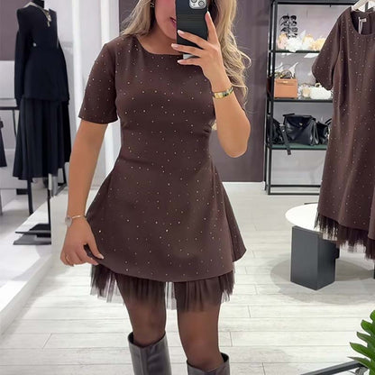 Kvinnors glittrande miniklänning med spetsar och korta ärmar | Elegant och glittrande