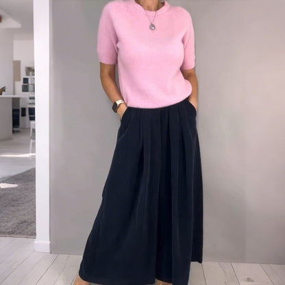 Komfortabel chic: Stickad topp och lösa byxor med vida ben