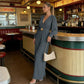 Elegant jumpsuit med V-ringning, vida ben och bälte