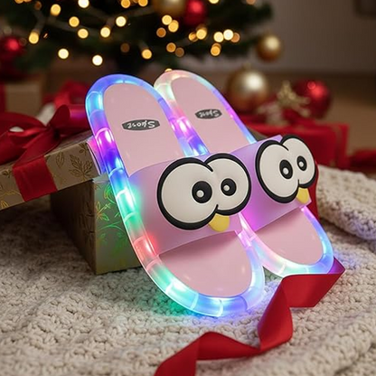 🐧 50% RABATT NU! 💡 LED Tecknad Tofflor – Livfull Ljusande Sula & Söt Pingvin Design – Flexibel PVC & Enkel Slip-On 🏠