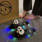 🐧 50% RABATT NU! 💡 LED Tecknad Tofflor – Livfull Ljusande Sula & Söt Pingvin Design – Flexibel PVC & Enkel Slip-On 🏠