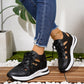 Andningsbara sneakers med snörning och utskärningar