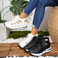 Andningsbara sneakers med snörning och utskärningar